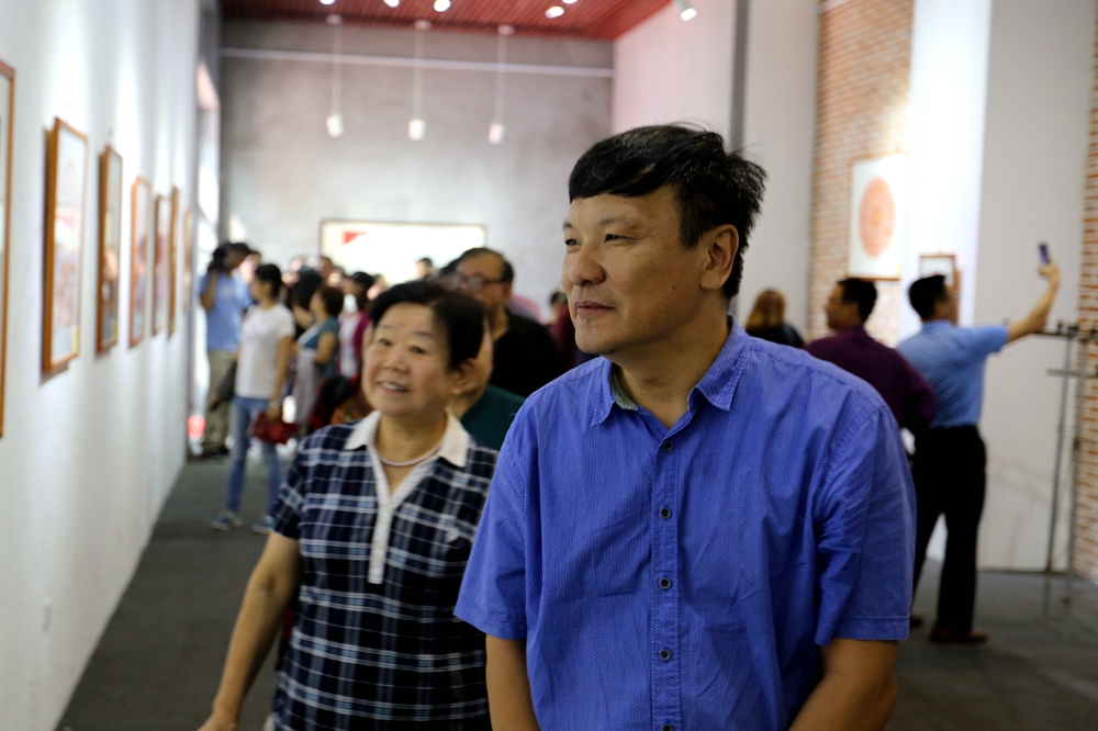 “紅(hóng)色記憶”剪紙(zhǐ)展亮(liàng)相星工(gōng)坊·中國工(gōng)業藝術館 “紅(hóng)色記憶”剪紙(zhǐ)展亮(liàng)相星工(gōng)坊·中國工(gōng)業藝術館