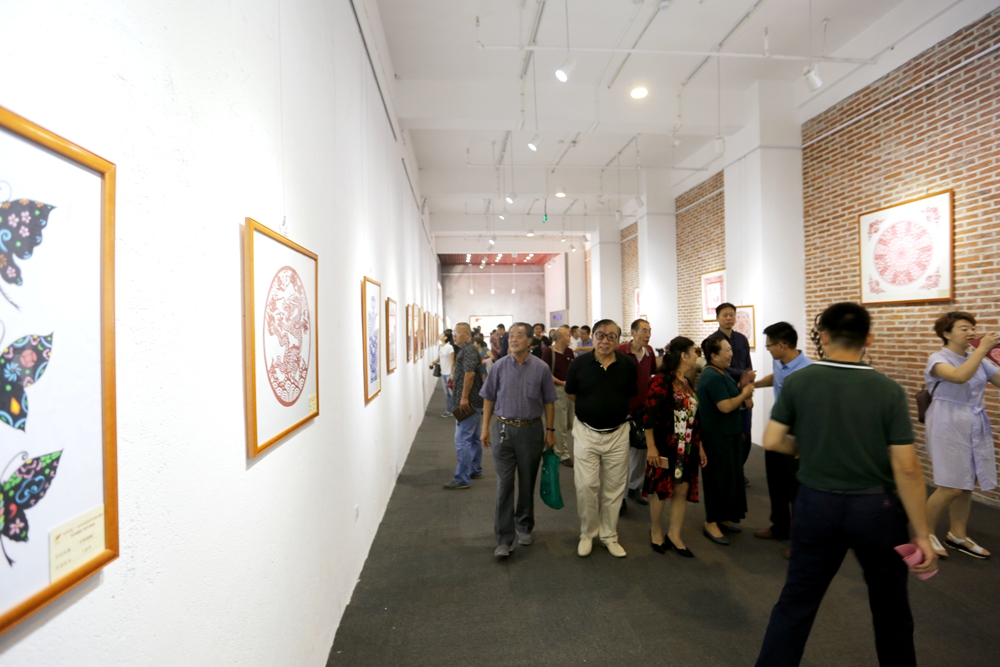 “紅(hóng)色記憶”剪紙(zhǐ)展亮(liàng)相星工(gōng)坊·中國工(gōng)業藝術館 “紅(hóng)色記憶”剪紙(zhǐ)展亮(liàng)相星工(gōng)坊·中國工(gōng)業藝術館