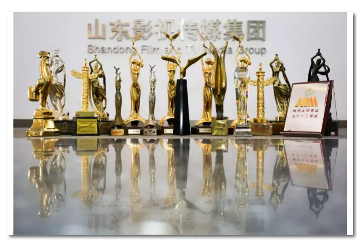 喜報(bào)!山東影視(shì)傳媒集團山影制作(zuò)創作(zuò)團隊榮獲“幹事(shì)創業好(hǎo)團隊”榮譽稱号! 喜報(bào)!山東影視(shì)傳媒集團山影制作(zuò)創作(zuò)團隊榮獲“幹事(shì)創業好(hǎo)團隊”榮譽稱号!