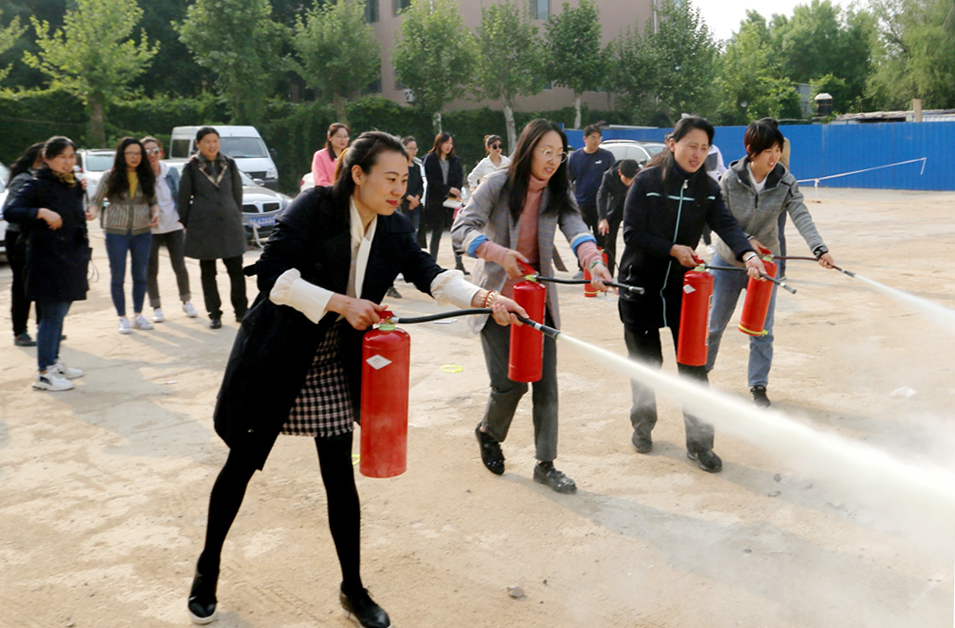 集團工(gōng)會(huì)組織消防知(zhī)識培訓和(hé)逃生安全演練活動 集團工(gōng)會(huì)組織消防知(zhī)識培訓和(hé)逃生安全演練活動