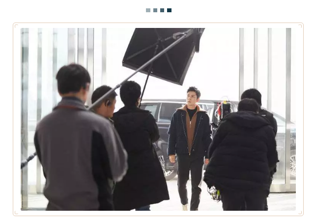 探班網劇(jù)《走起!我的天才街坊》 韓東君牽手彭小(xiǎo)苒開(kāi)啓甜虐模式 探班網劇(jù)《走起!我的天才街坊》 韓東君牽手彭小(xiǎo)苒開(kāi)啓甜虐模式