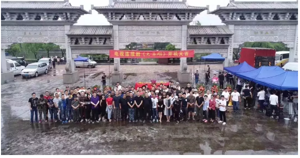 《大(dà)英雄》橫店(diàn)開(kāi)機 悲壯再現(xiàn)川東男(nán)兒革命人生 《大(dà)英雄》橫店(diàn)開(kāi)機 悲壯再現(xiàn)川東男(nán)兒革命人生