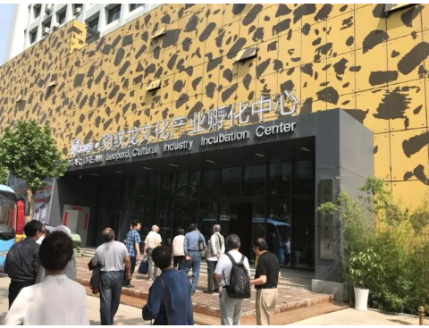 山影集團退休幹部一行參觀星工(gōng)坊 山影集團退休幹部一行參觀星工(gōng)坊